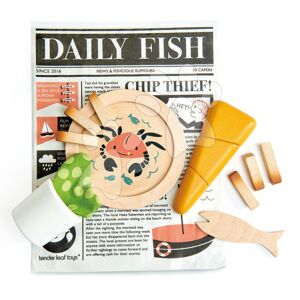 Tradiční anglická večeře rybářů Fish and Chips supper Tender Leaf Toys v novinovém papíře (dřevěná)